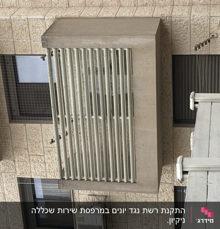 רשת למניעת כניסת יונים על חלון בניין